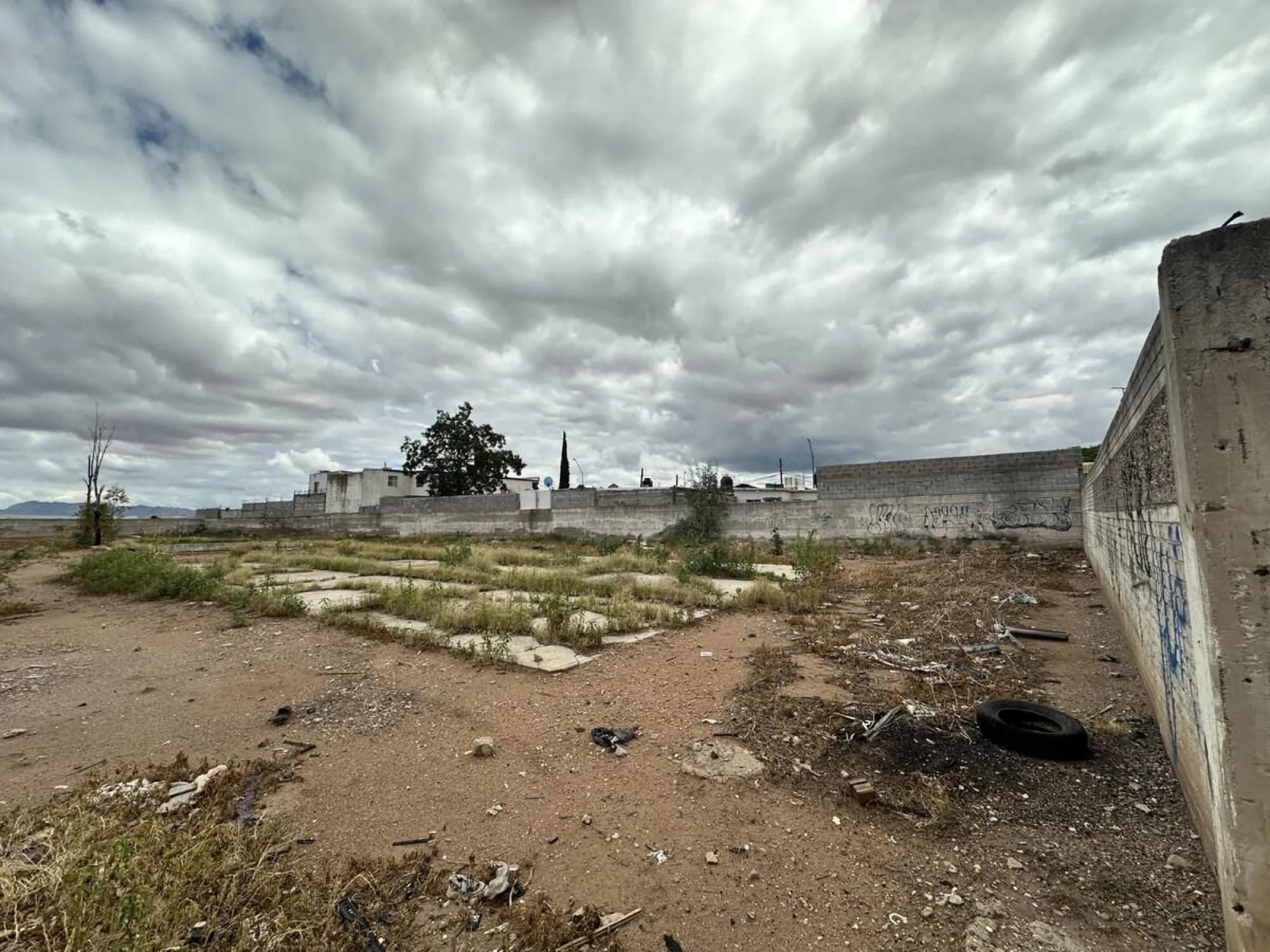 Terreno bardeado de 6,000 m² en calle Carruaje